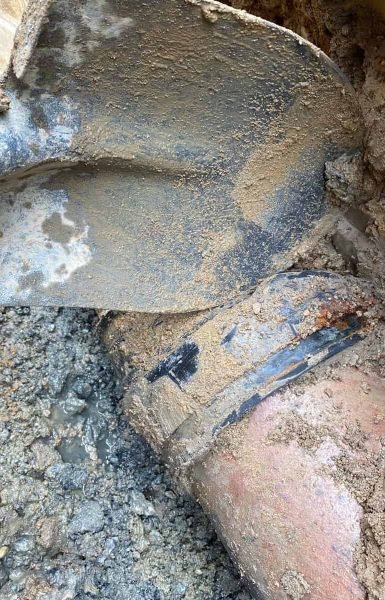 Thompson Trenchless and Hydro Jetting shows a broken pipe needing repair, stressing the importance of fast help.